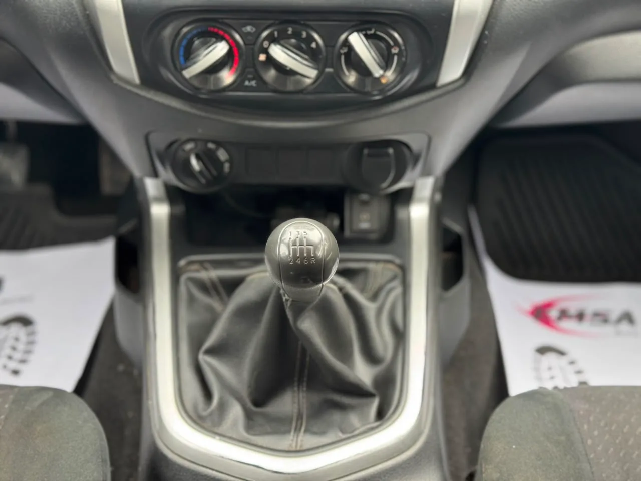 Nissan Np300 — foto 11 de 15