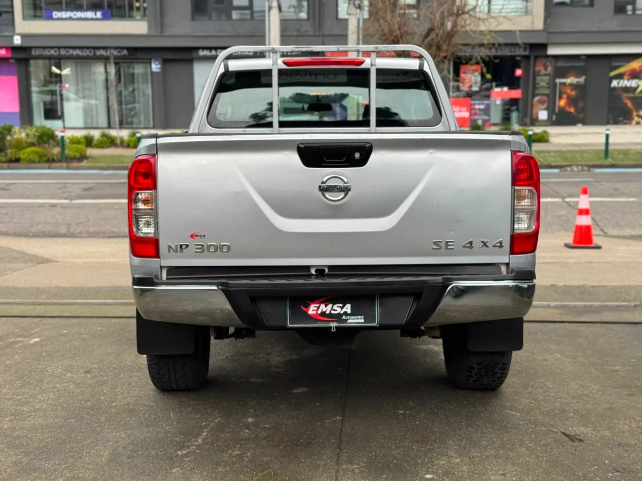 Nissan Np300 — foto 7 de 15