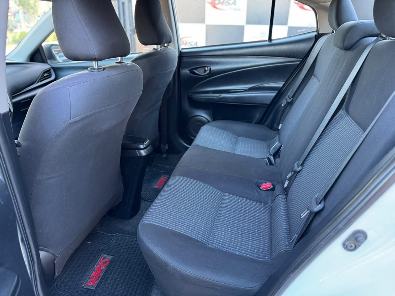 Toyota Yaris — foto 11 de 18