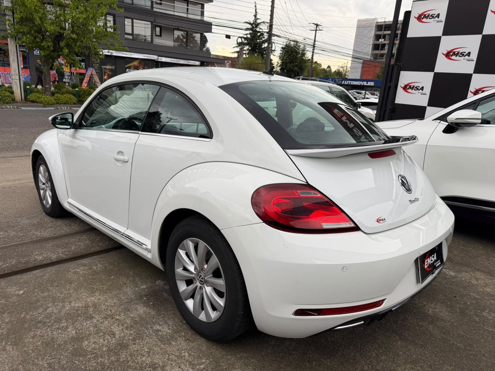 Volkswagen Beettle — foto 4 de 14